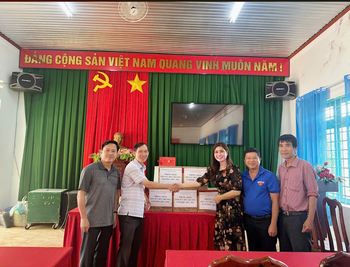 2024-08-18 Nhận Sách từ trường THCS Phan Chu Trinh1